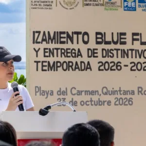 Encabeza Estefanía Mercado izamiento de banderas Blue Flag