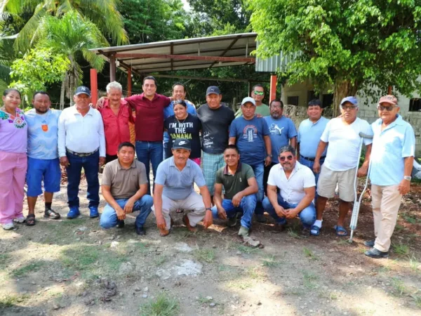 Alex Alamilla Visita la Comunidad de Caobas para Escuchar Necesidades Prioritarias