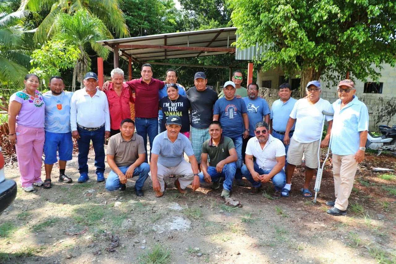Alex Alamilla Visita la Comunidad de Caobas para Escuchar Necesidades Prioritarias