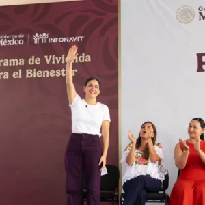 Estefanía Mercado encabeza entrega de 288 viviendas en Puerto Aventuras