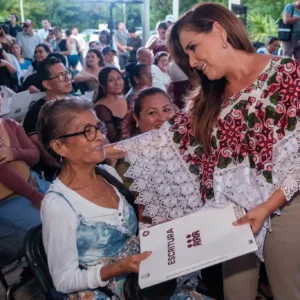 Gobernadora Mara Lezama entrega títulos de propiedad 